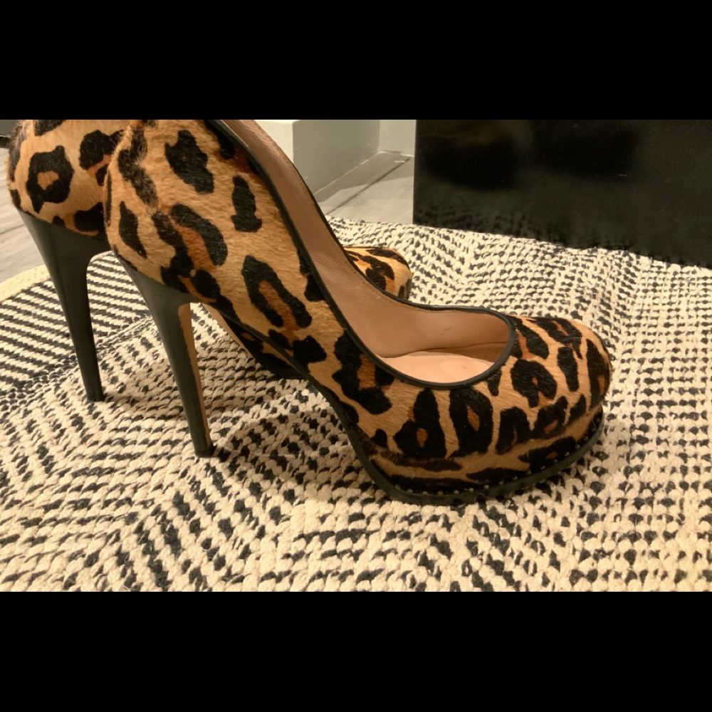 Leopard printed hair on hide leather shoes
